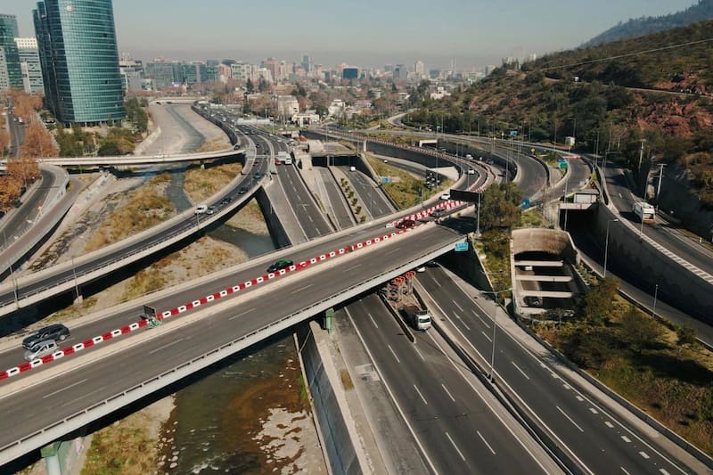 Las obras en Puente Lo Saldes suma nuevas modificaciones en el transporte público.
Créditos: Municipalidad de Vitacura.