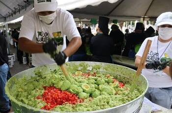 ¡Una delicia! Mexicanos entraron a los Récords Guinness tras preparar la olla de guacamole más grande del mundo