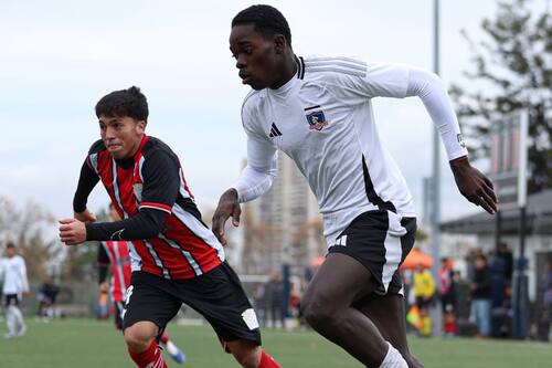 El delantero está entrenando con el primer equipo de Colo Colo. Foto: @colocolofutboljoven