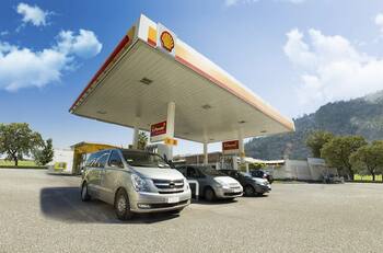 Shell y WOM se unen para otorgar $100 de descuento por litro de bencina a sus clientes