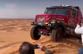 VIDEO | Tragedia en el Dakar: Espectador perdió la vida tras ser atropellado por un camión