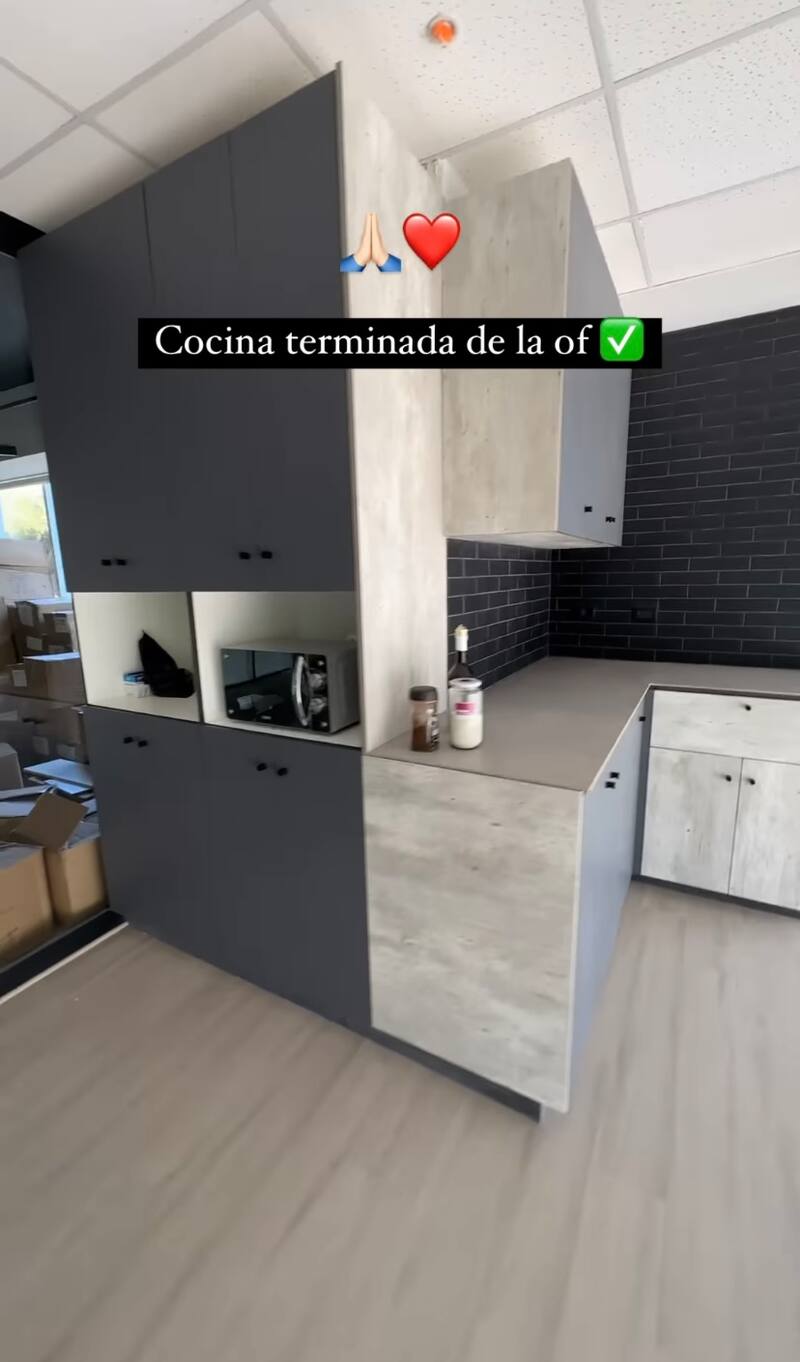 Parte de la cocina de la oficina de Coté López / Instagram
