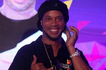 ¡Ronaldinho lo hizo otra vez! Apareció en televisión desde su arresto domiciliario