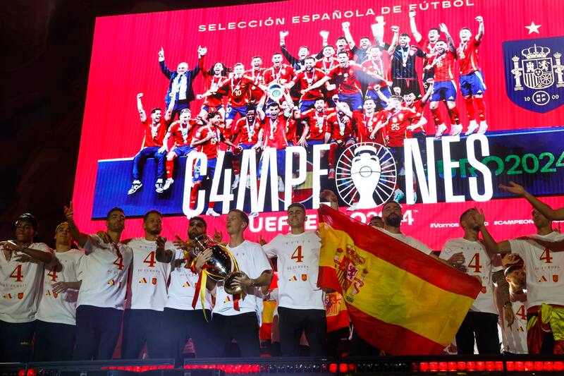 La Roja española celebró en Madrid la obtención de la Eurocopa. EFE.