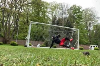 ¿Tiembla Alisson? Roberto Firmino demostró todo su talento como arquero