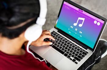 ¿Cómo habilitar el filtro de contenido explícito en Apple Music?