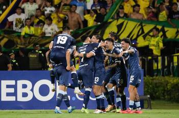 Racing le da una paliza a Atlético Bucaramanga y se escapa en el grupo de Colo Colo