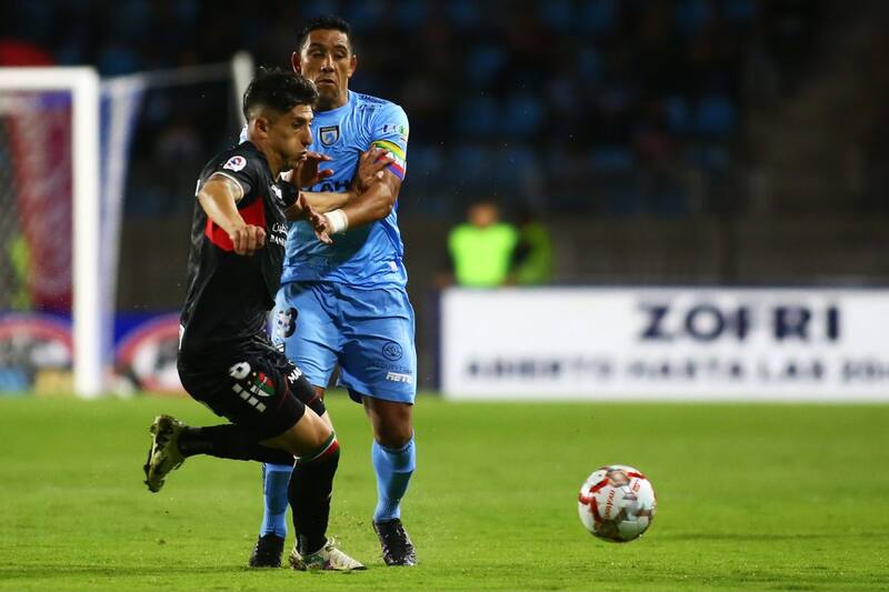 El lateral izquierdo de Deportes Iquique, Hans Salinas, en el partido ante Palestino por la fecha 10. Foto: Agencia Aton.