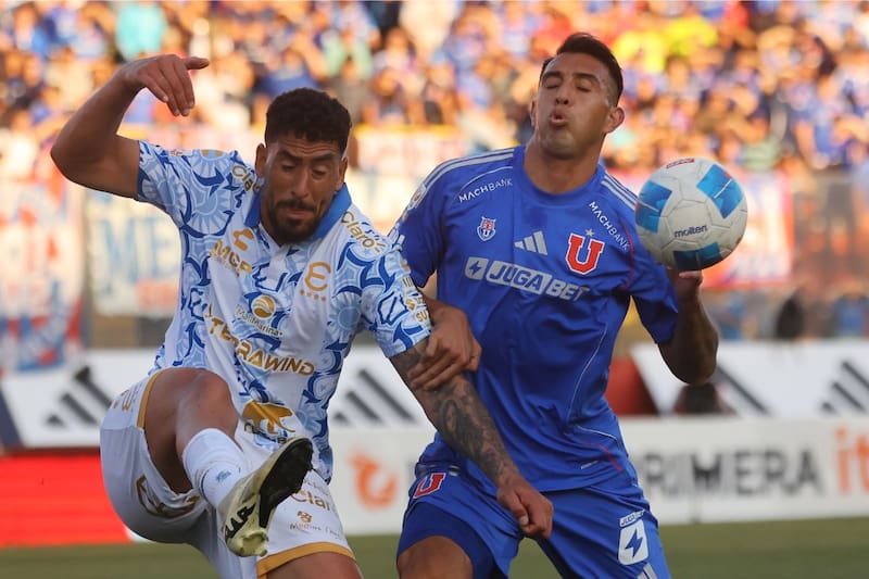 Hugo Magallanes (en la imagen, ante Leandro Fernández de Universidad de Chile) podría partir a Peñarol.
