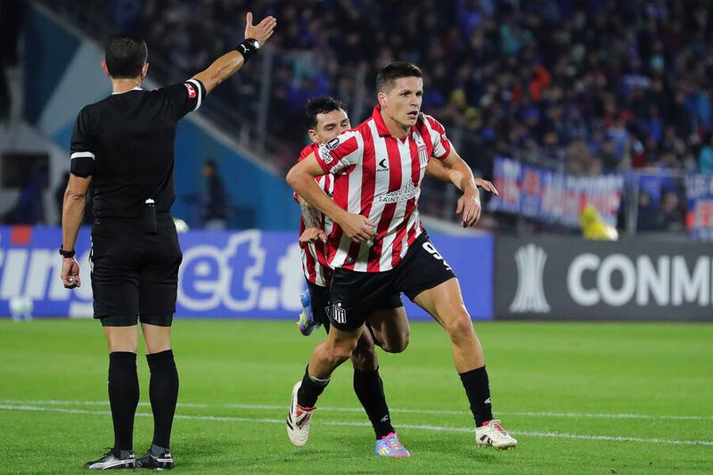 El goleador de Estudiantes se lesionó y no estará ante Botafogo. Foto: Aton.