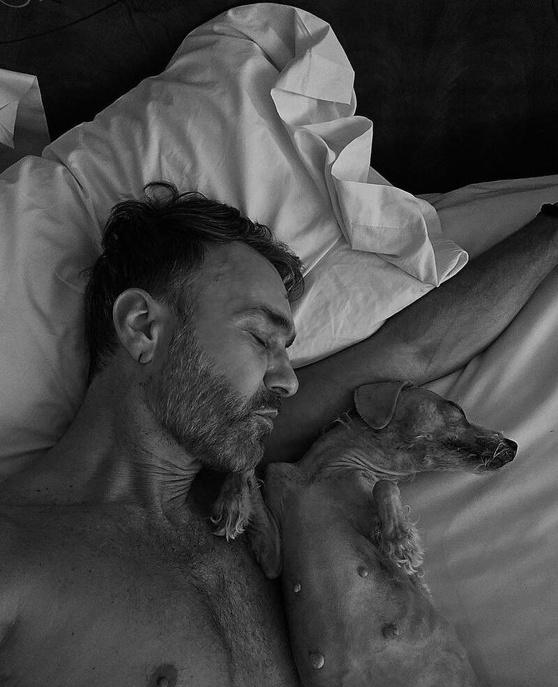 Jordi Castell junto a su perrita, Rocío Jurado.