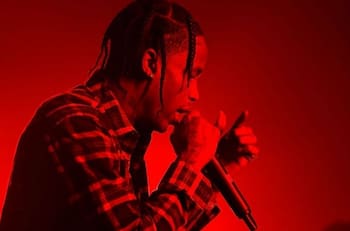 El desgarrador testimonio de una sobreviviente del Festival Astroworld: "Los guardias llevaban cuerpos al área VIP mientras Travis Scott seguía cantando"