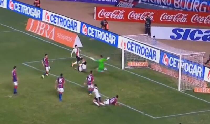 Augusto Batalla se luce en el partido frente a River Plate.