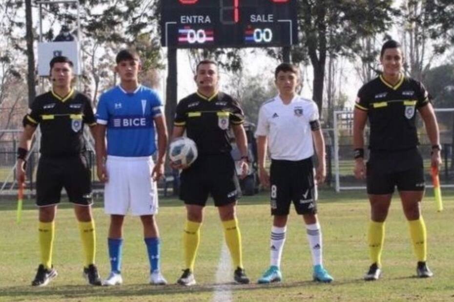 Cristian Uscamayta (último a la derecha) en la semifinal sub-15 entre Colo Colo y la UC de 2022