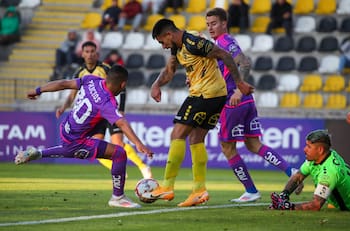 Se suma a Marcelo Díaz: otra figura del fútbol chileno sufrió hoy una encerrona en Santiago