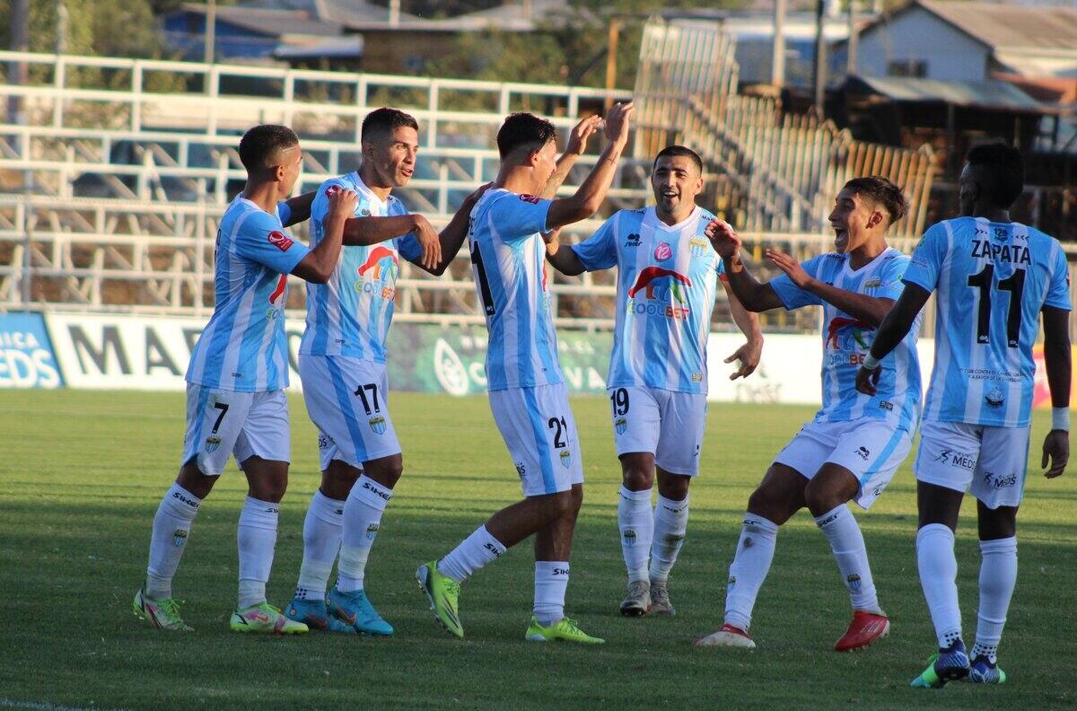 Los viejos cracks del fútbol chileno que tienen a Magallanes como líder invicto en la Primera B