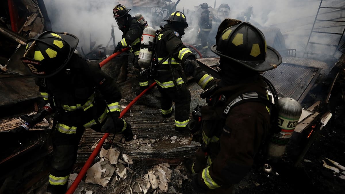 VIDEOS | Registran violento incendio en Viña del Mar: 11 locales afectados y una persona desaparecida