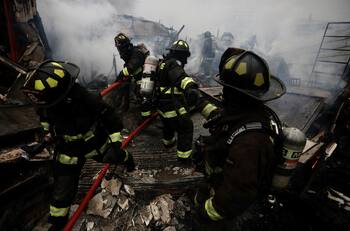 VIDEOS | Registran violento incendio en Viña del Mar: 11 locales afectados y una persona desaparecida