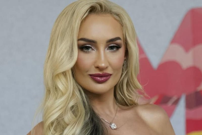 acusa de malos tratos de una conocida productora.