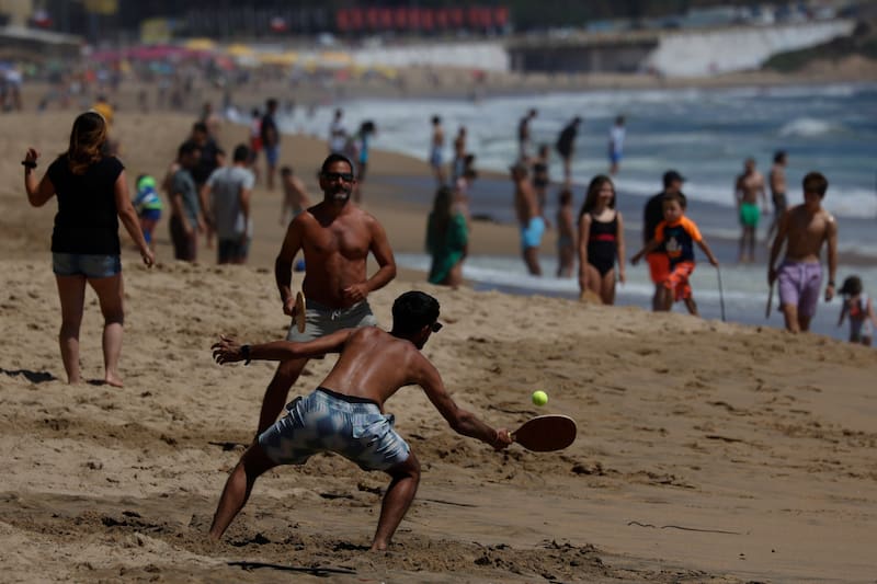 Desde tenis de playa hasta paseos por el mar, son muchos los panoramas que ofrece Reñaca en estas vacaciones de verano. Foto: Agencia ATON.