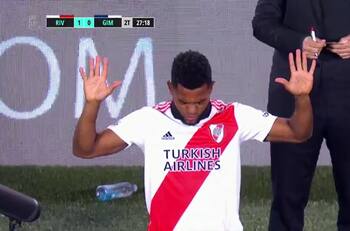 VIDEO| Polémico comentarista argentino se burló del rezo de una nueva figura de River Plate