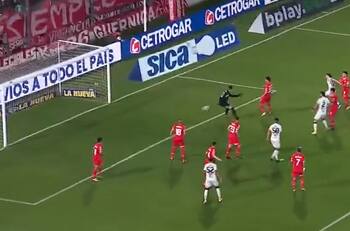 VIDEO | El insólito autogol de exdefensa de Colo Colo: le dio un pase al arco y protagonizó el blooper del año