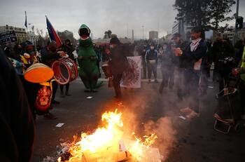 Fogatas y barricadas: reportan nueva jornada de manifestaciones en Plaza Baquedano