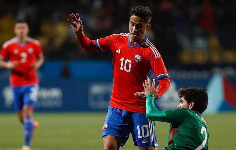 representando a Chile contra México.