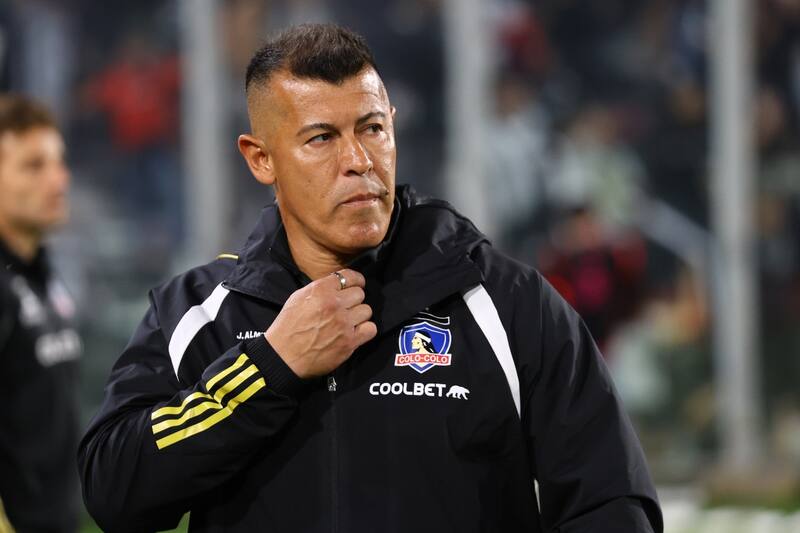 dirigiendo a Colo Colo en el Estadio Monumental. Foto: Agencia Aton.