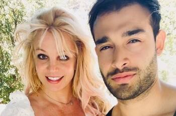 Diseñado por Donatella Versace: Así es el vestido que usó Britney Spears en su matrimonio
