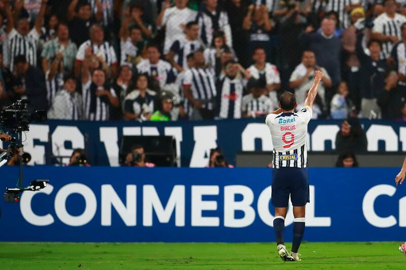 Hinchas agotaron las entradas para el partido con la U. Foto: Aton