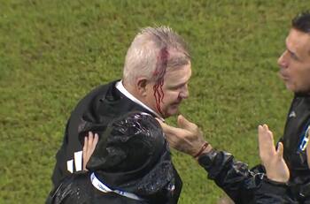 VIDEO | Repudiable: DT de México, Javier Aguirre, terminó sangrando tras violento botellazo