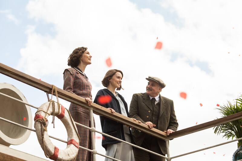 Jeanette Hain es Gertrud Ederle, Daisy Ridley esTrudy Ederle, y Kim Bodnia es Henry Ederle en "La Joven y el Mar"