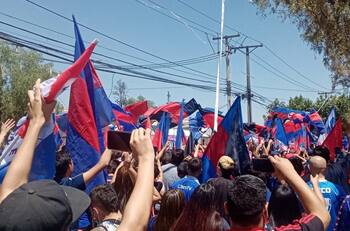 VIDEO | Hinchas de la U le pidieron un último esfuerzo a los jugadores en nuevo "banderazo" en el CDA
