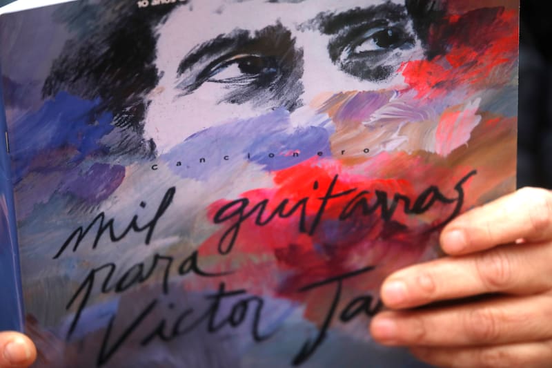 Santiago, 5 de agosto de 2023
Guitarristas y coros populares se dan cita en el barrio Bellavista para el lanzamiento de Mil Guitarras para Víctor Jara 2023.
Jonnathan Oyarzun/Aton Chile