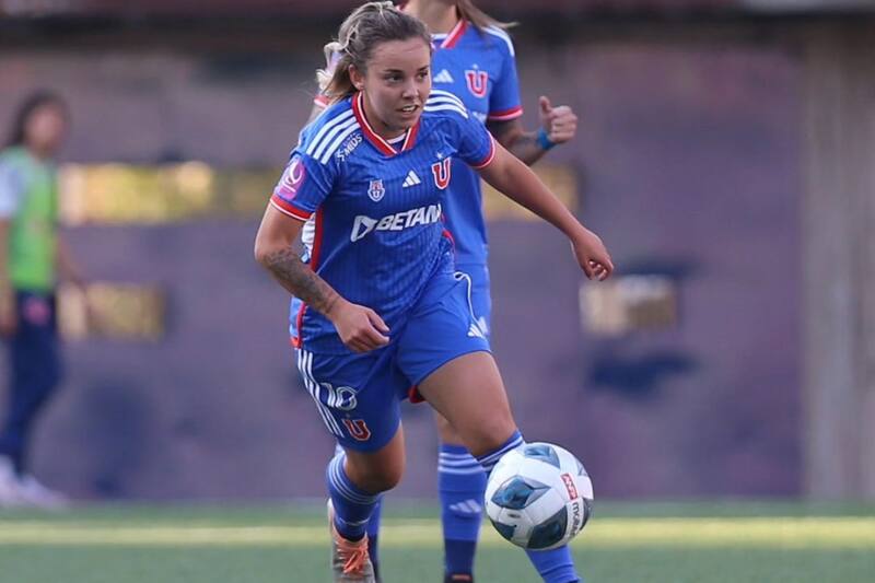 La jugadora de Universidad de Chile, Nicole Fajre, no sufrió mayores lesiones tras el accidente. Foto: Prensa Universidad de Chile / Javiera Mera