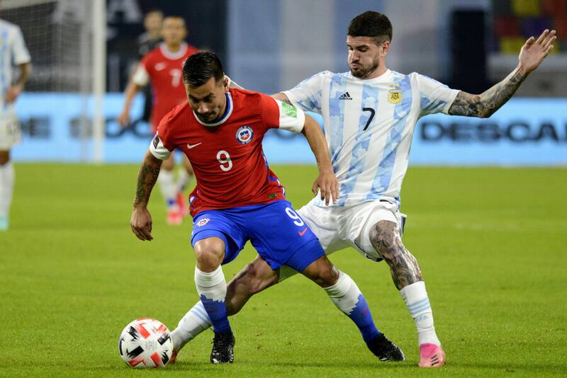 El DT de Chile reveló por qué llamó a Jean Meneses y no a Luciano Cabral. Foto: Aton.