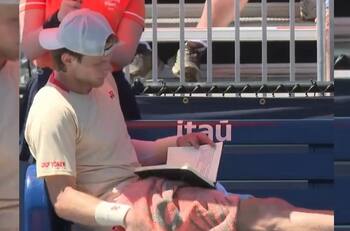 ¿Nueva trampa de Zizou Bergs? Perdía 5-2, pidió tiempo, revisó sus “torpedos”... y remontó en Miami