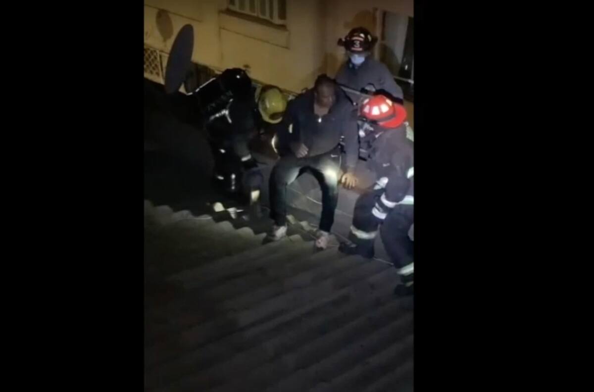 Femicidio frustrado en Santiago Centro: agresor huyó por techo de edificio y tuvo que ser rescatado por Bomberos