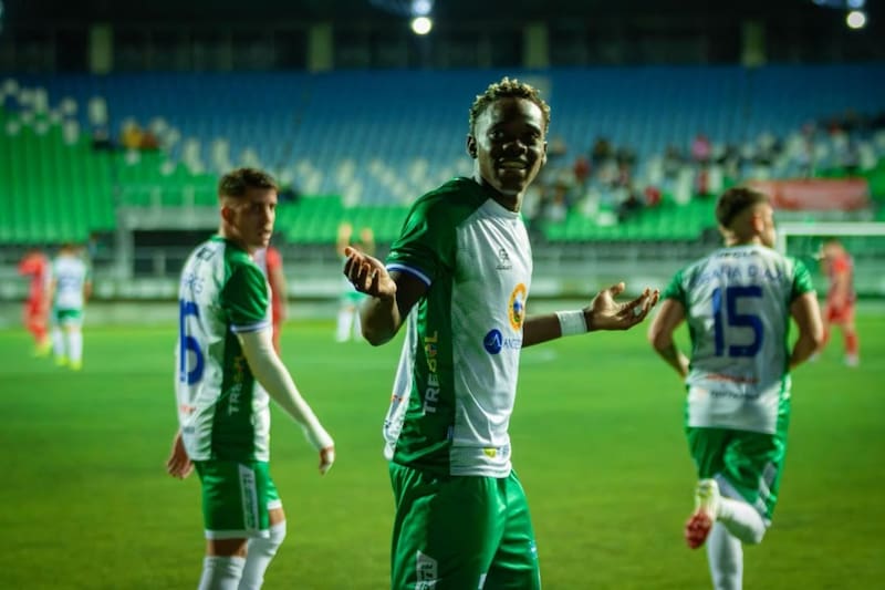 El extremo de Puerto Montt celebrando su gol en el Chinquihue. Foto: Instagram @neyman_7.