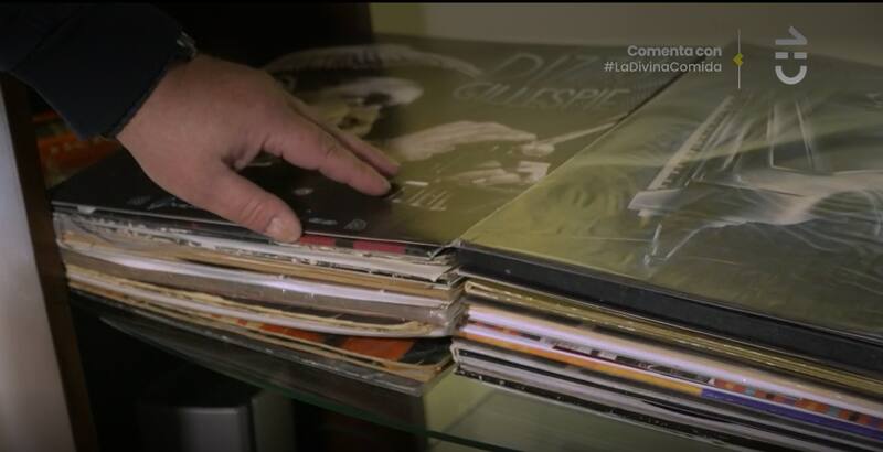 La colección de discos de vinilo de Carlos Figueroa está marcada por la fuerte influencia musical de sus padres.