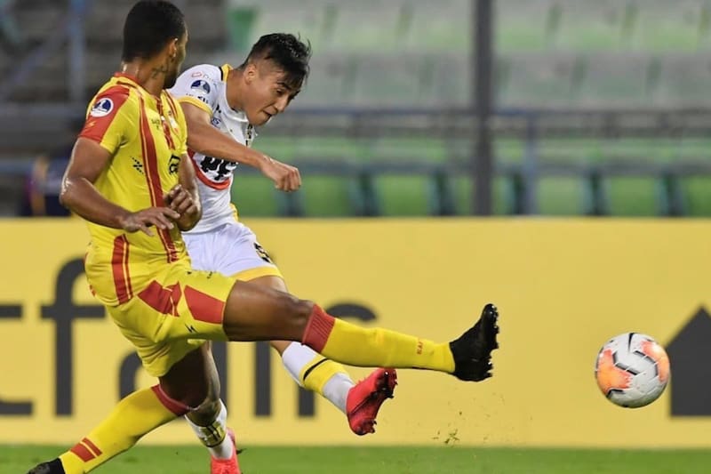 Bayron Saavedra disputando Copa Sudamericana con Coquimbo Unido.