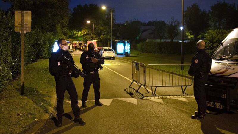 French police officers stand guard a street in Eragny on October 16, 2020, where an attacker was shot dead by policemen after he decapitated a man earlier on the same day in Conflans-Sainte-Honorine. - French anti-terror prosecutors said Friday they were investigating an assault in which a man was decapitated on the outskirts of Paris and the attacker shot by police. The attack happened at around 5 pm (1500 GMT) near a school in Conflans Saint-Honorine, a western suburb of the French capital. The man who was decapitated was a history teacher who had recently shown caricatures of the Prophet Mohammed in class. French prosecutors are treating the attack as a terror incident, which coincides with the trial of alleged accomplices of the 2015 Charlie Hebdo attackers and comes weeks after a man injured two people he thought worked for the magazine. (Photo by ABDULMONAM EASSA / AFP)