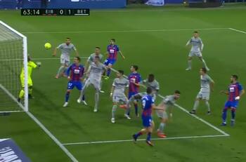 Video: Claudio Bravo brilló con un tapadón en el empate del Betis y el Eibar