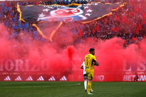 realiza el recibimiento a sus jugadores ante la atención del equipo rival, Colo Colo.