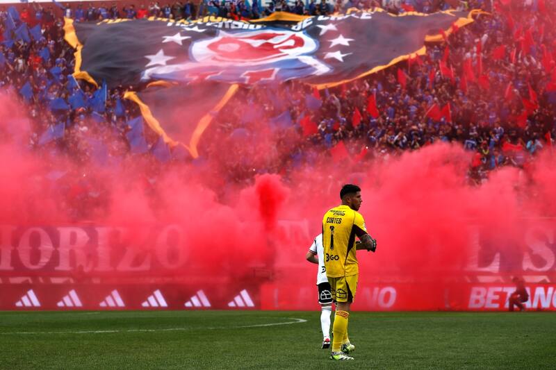 realiza el recibimiento a sus jugadores ante la atención del equipo rival, Colo Colo.