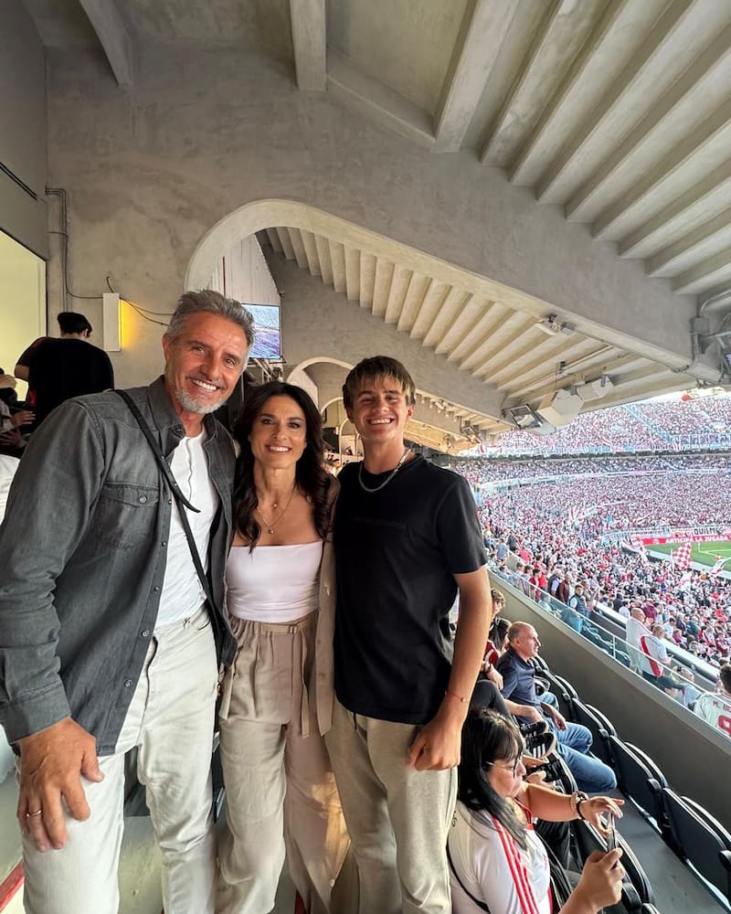 Los De la Peña en el estadio de River Plate con Gabriela Sabatini. Foto: @elpulgadelapeña en Instagram.
