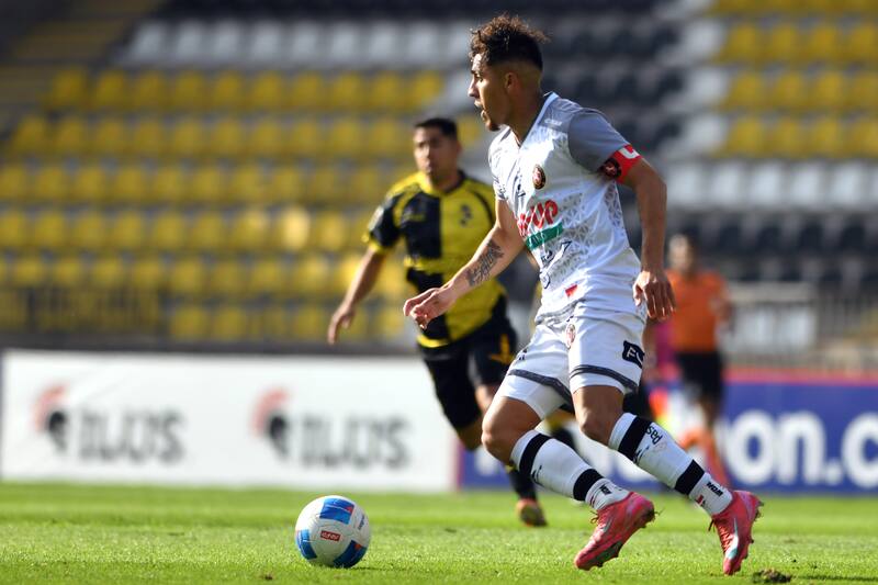 mostró su descontento por la derrota de Limache. Foto: Agencia Aton.