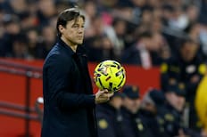 Alexis Sánchez y Gabriel Suazo se quedan sin DT en Sevilla hasta abril