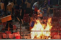 Primera sanción tras la violencia en el Nacional: barristas de la U quedan con prohibición de ir a estadios